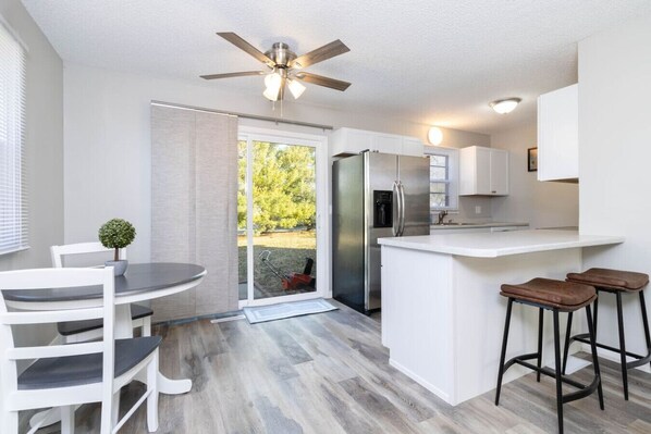 Refrigerador, microondas, horno, placa de cocina