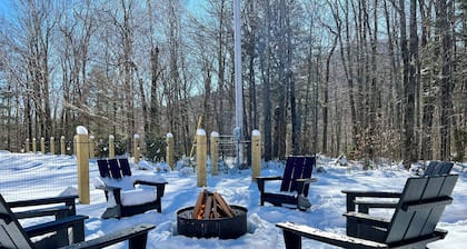 Cozy 4-bedroom cabin with Pool & Hot Tub in Enchanting Elka Park
