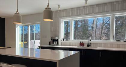 Cozy 4-bedroom Mountain Home with Pool & Hot Tub in Enchanting Elka Park