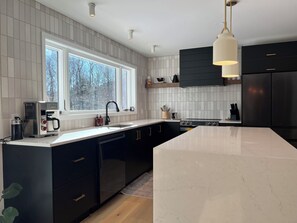 Fridge, microwave, oven, stovetop - Cozy 4-bedroom Mountain Home with Pool & Hot Tub in Enchanting Elka Park (Elka Park)