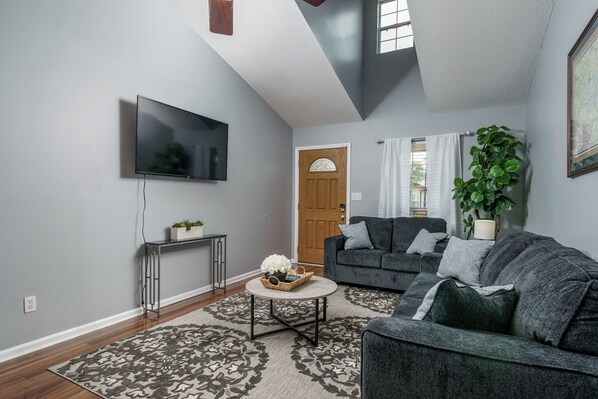 Living area - Cozy Home in the Heart of Tuscaloosa (Tuscaloosa)