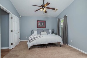 3 quartos, ferros/tábuas de passar roupa, Wi-Fi, roupa de cama