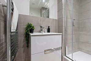 Shower, hair dryer - Pristine Flat, Ideal for Small groups, Sleeps 4! (Manchester)
