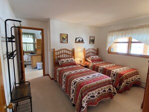 2 makuuhuonetta, työpöytä, silitysrauta/-lauta, ilmainen Wi-Fi