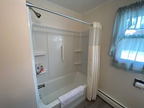 Sèche-cheveux, serviettes fournies, savon, papier toilette