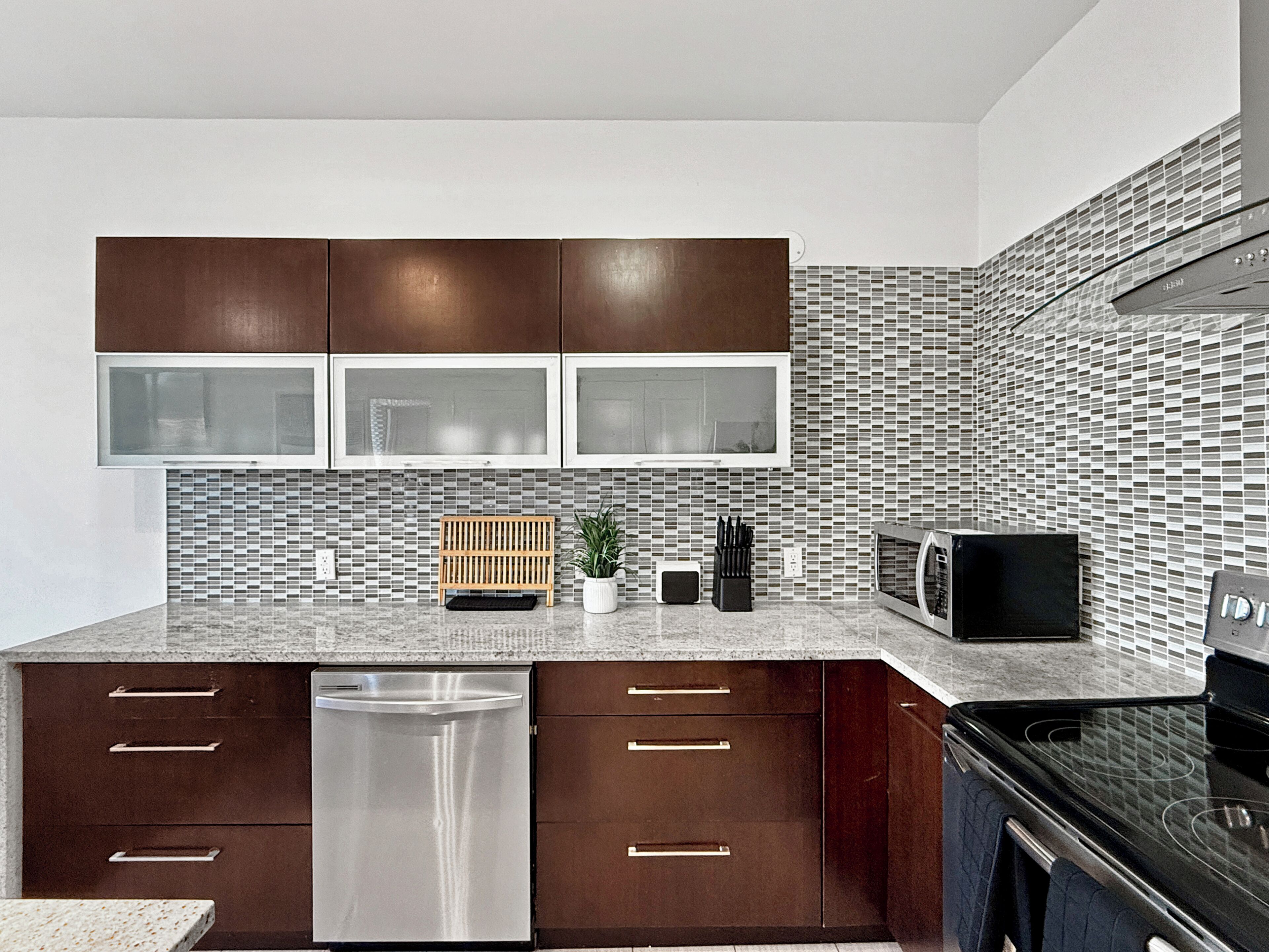 Refrigerador, microondas, horno y parrilla de estufa 