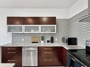 Geladeira, micro-ondas, fogão, cooktop