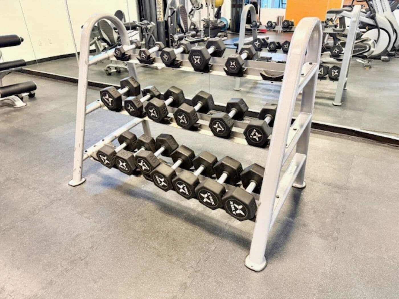 Ein Fitnessraum mit Hantelgestell und Trainingsgeräten.