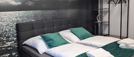 2 Schlafzimmer, Schreibtisch, Bügeleisen/Bügelbrett, Reisekinderbett