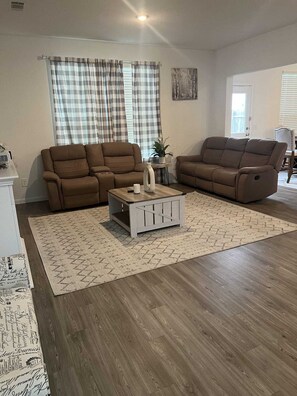 Living area - Charming 4-bedroom house with WiFi and AC in wonderful Spring (Spring)