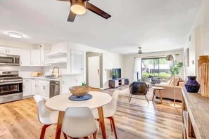 ثلاجة، ميكروويف، فرن، موقد طهي مسطح