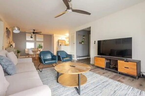 Een televisie en een kantoor