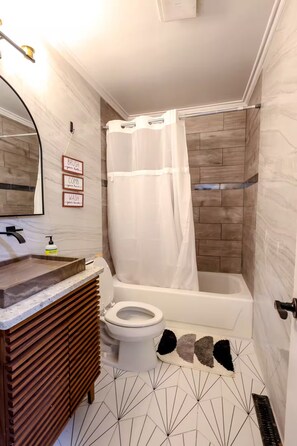 Hair dryer, towels, soap, toilet paper - Cozy 2-bedroom Cottage; walk to UNCG (Greensboro)