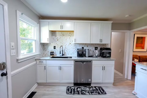 Cozy 2-bedroom Cottage; walk to UNCG