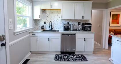 Cozy 2-bedroom Cottage; walk to UNCG