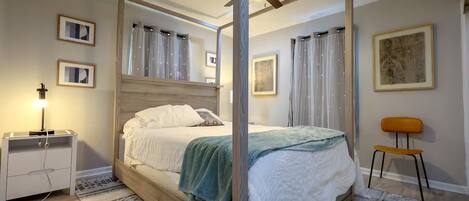 Tabla de planchar con plancha, wifi y ropa de cama