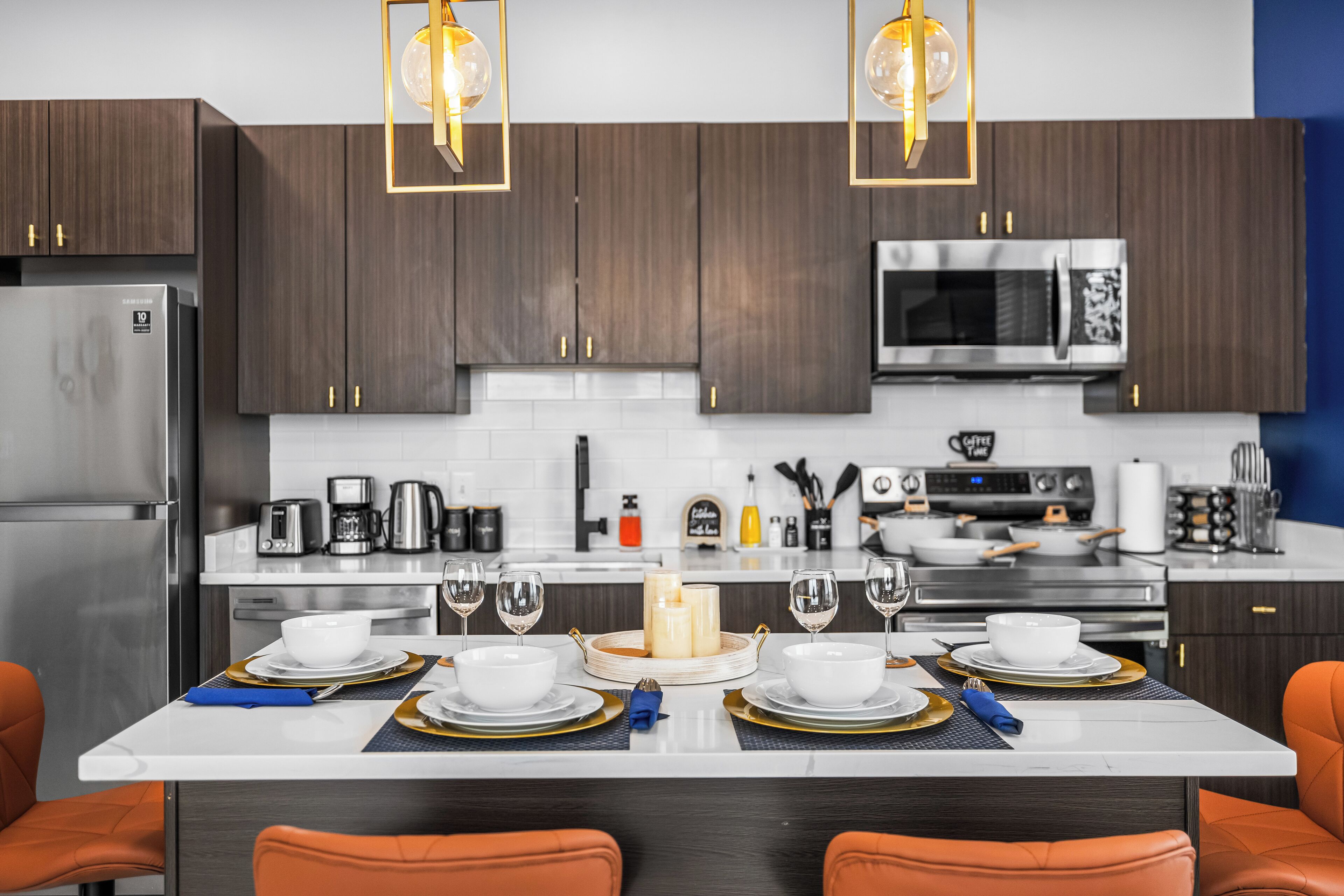 Een koelkast, een magnetron, een oven, een kookplaat