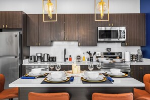 Een koelkast, een microgolfoven, een oven, een kookplaat