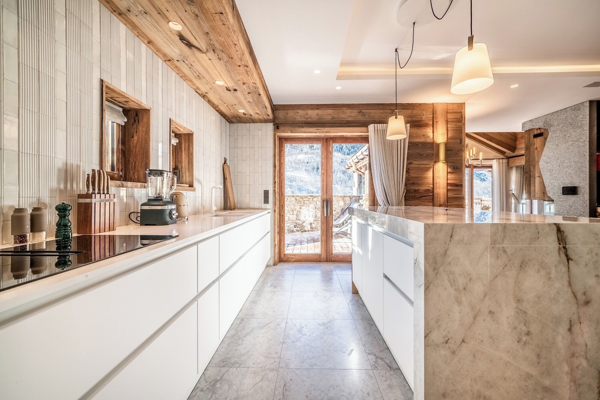 Een koelkast, een kookplaat, een vaatwasser, een broodrooster