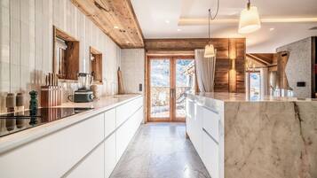 Réfrigérateur, plaque de cuisson, lave-vaisselle, grille-pain