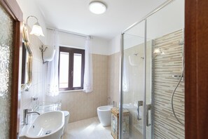 Hair dryer, bidet, towels, soap - Large 135 sqm apartment cozy, comfortable and with breathtaking view  (Nocera Umbra)