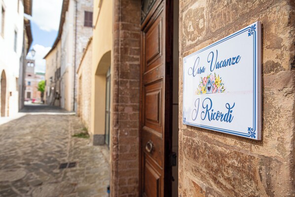 Exterior detail - Large, cozy, comfortable and well-organized apartment (Nocera Umbra)