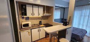 Fridge, cookware/dishes/utensils