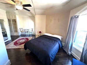 1 bedroom, iron/ironing board, WiFi, bed sheets - Studio Apt #9 in a Historical Downtown Home (Bay City)