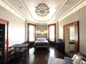 Een strijkplank/strijkijzer, gratis wifi, beddengoed