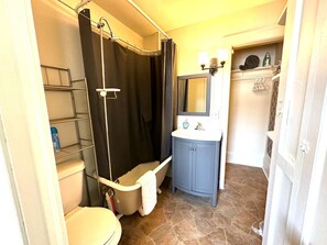 Een haardroger, handdoeken