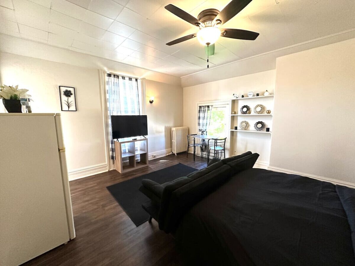 1 habitación, tabla de planchar con plancha, wifi y ropa de cama 