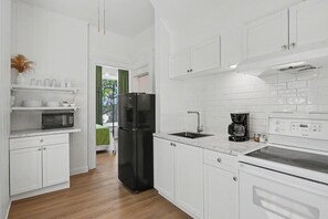 Réfrigérateur, four à micro-ondes, un four, surface de cuisson