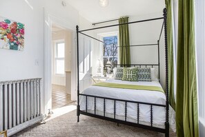 1 bedroom, desk, iron/ironing board, WiFi - Sarah’s Entire Apt @ the Historic McCormick House (Bay City)