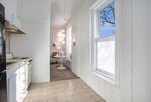 Jääkaappi, mikroaaltouuni, uuni, liesi