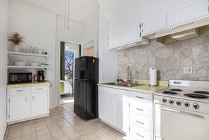 Fridge, microwave, oven, stovetop - Sarah’s Entire Apt @ the Historic McCormick House (Bay City)