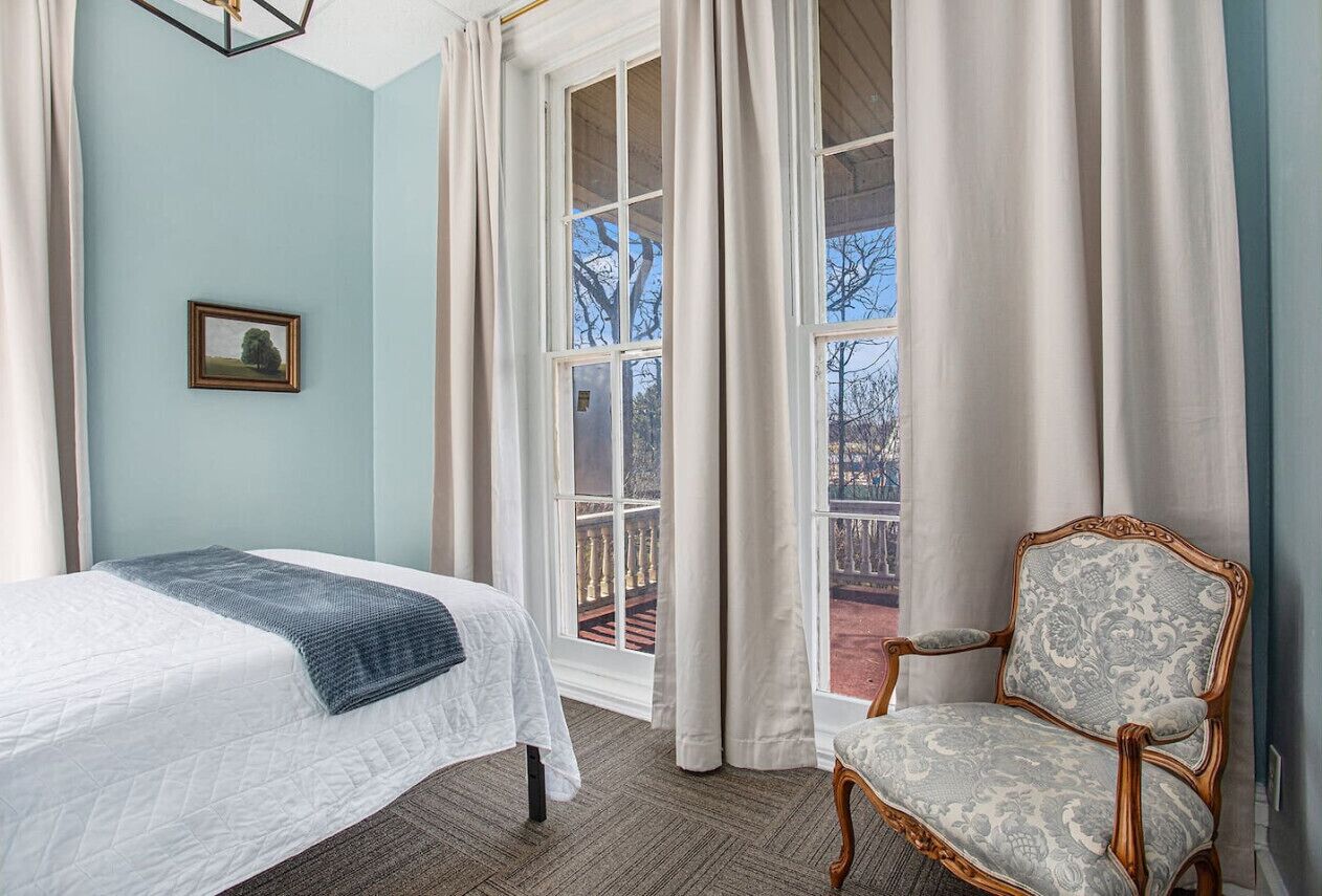 1 habitación, escritorio, tabla de planchar con plancha y wifi 