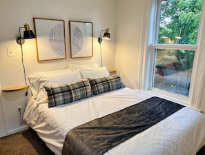 2 bedrooms, desk, iron/ironing board, WiFi