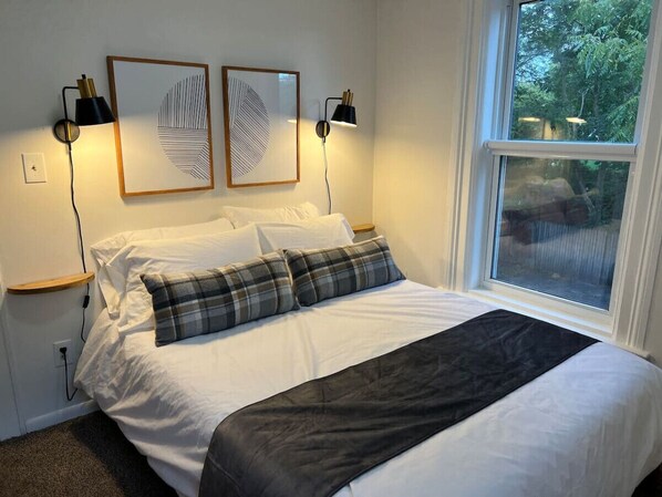 2 bedrooms, desk, iron/ironing board, WiFi