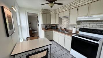 Een koelkast, een magnetron, een oven, een kookplaat