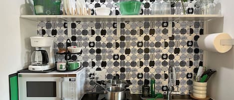 Een koelkast, een magnetron, een oven, een kookplaat