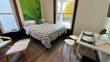 1 habitación, escritorio, tabla de planchar con plancha y wifi