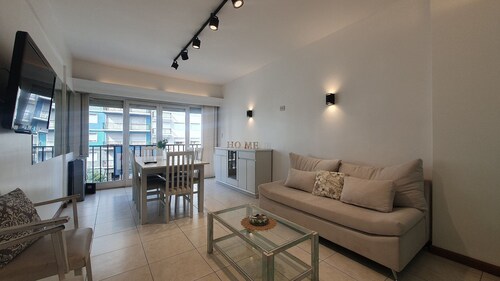 3 rooms with dependency overlooking Plaza Colón