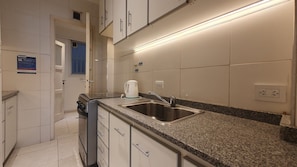 Réfrigérateur, four à micro-ondes, un four, vaisselle et ustensiles