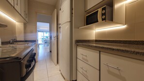 Refrigerador, microondas, horno, utensilios de cocina
