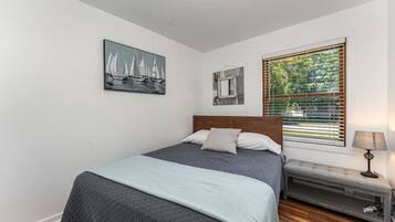 3 habitaciones, escritorio, tabla de planchar con plancha y wifi