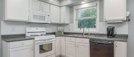 ثلاجة، ميكروويف، فرن، غسالة أطباق