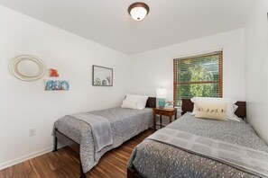 3 Schlafzimmer, Schreibtisch, Bügeleisen/Bügelbrett, WLAN