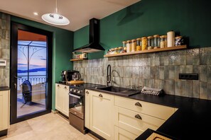 Cookware/dishes/utensils