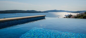 Large villa, stunning view, walking distance down town Trogir, 20 person+ event