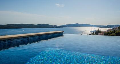 Large villa, stunning view, walking distance down town Trogir, 20 person+ event